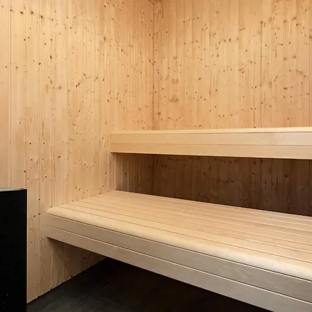 16 Person In Vaeggerlose *