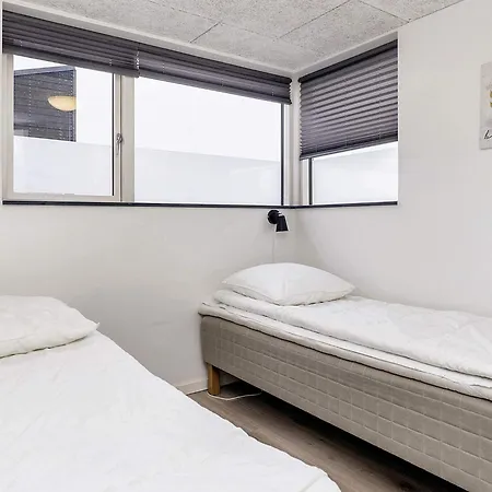 16 Person In Vaeggerlose *