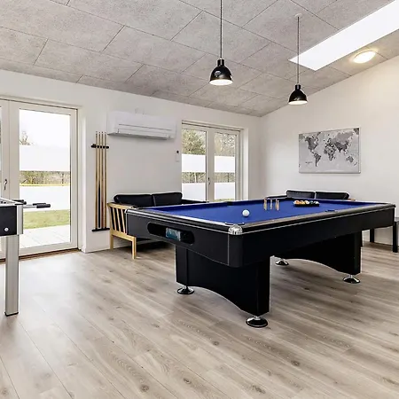 16 Person In Vaeggerlose Bøtø By